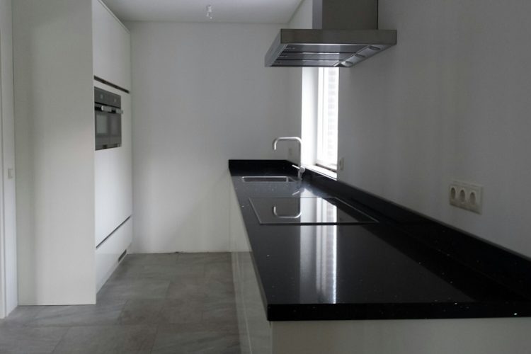 Moderne witte hoogglans keuken p.j. van der vegt