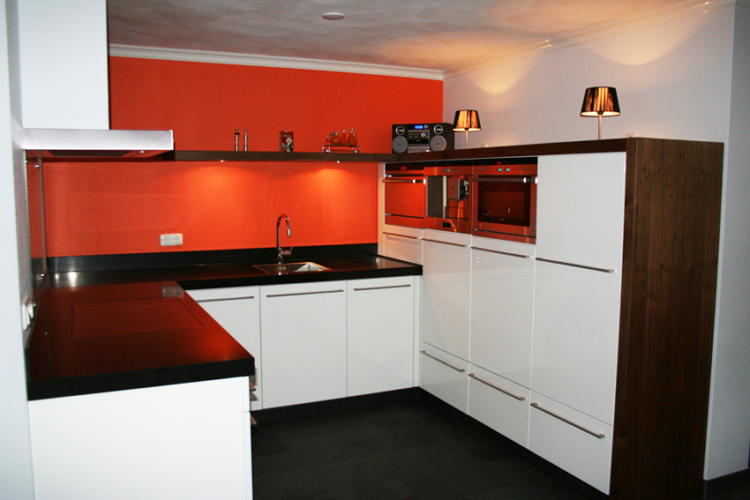 Moderne keuken met rode achterwand p.j. van der vegt