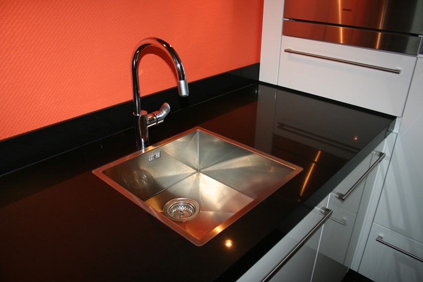Moderne keuken met rode achterwand p.j. van der vegt