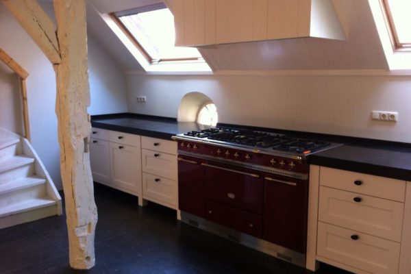 Oud blauwe keuken met betonlook blad p.j. van der vegt