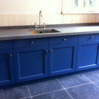 Oud blauwe keuken met betonlook blad