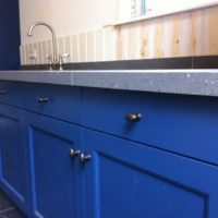Oud blauwe keuken met betonlook blad