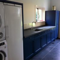 Oud blauwe keuken met betonlook blad
