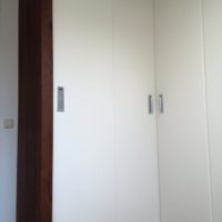 Kledingkast onder schuine kant