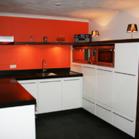 Moderne keuken met rode achterwand