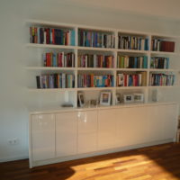 Moderne witte hoogglans boekenkast.