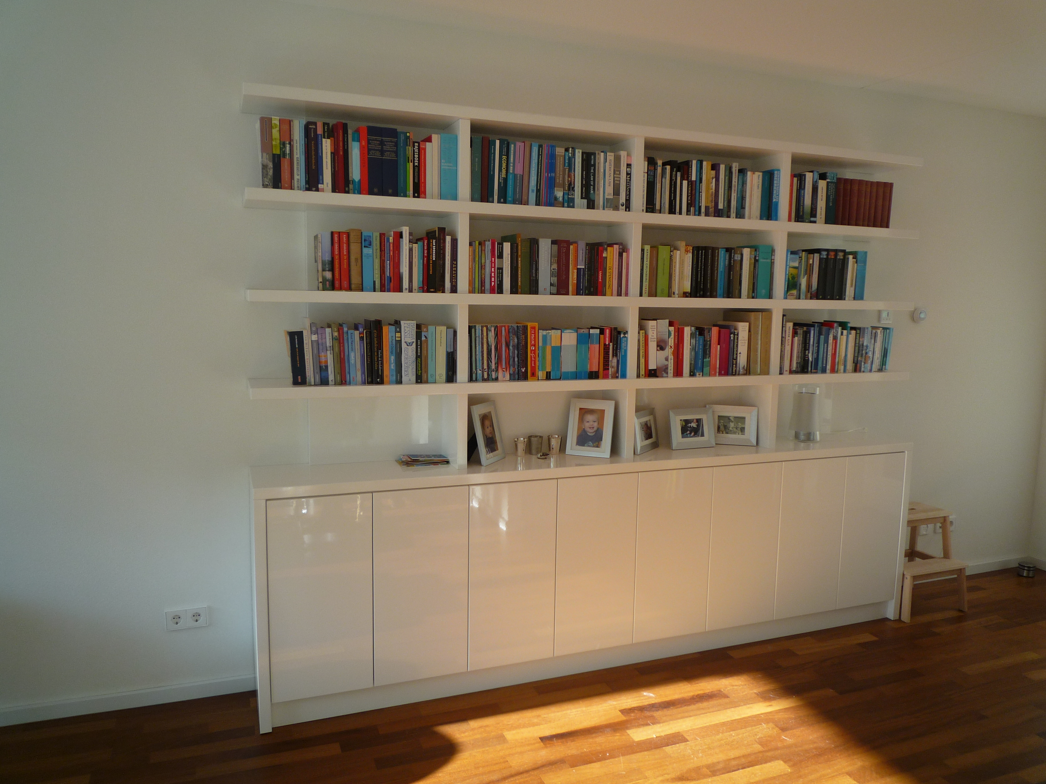 Moderne witte hoogglans boekenkast. - P.J. van der Vegt Moderne witte hoogglans boekenkast. - P.J. van der Vegt