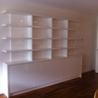 Moderne witte hoogglans boekenkast.